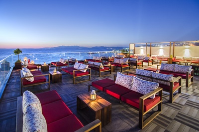 THE 8th ROOFTOP & LOUNGE